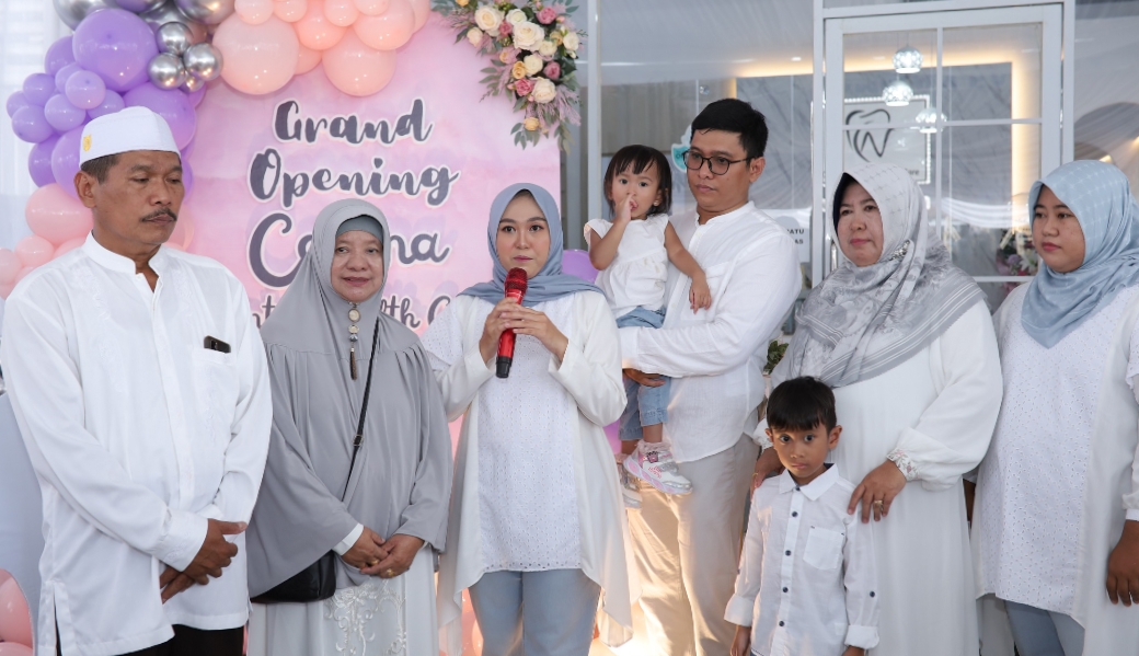 drg. Nina Annisa Hidayati (pegang mic) saat memberikan sambutan (foto: istimewa)