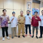 Rombongan SMSI Banjarmasin mengadakan audiensi dengan Sekretaris Daerah Kota Banjarmasin pada hari ini(7/2/2023) bertempat di Ruang kerja Sekretaris Daerah Pemerintah Kota Banjarmasin, Ikhsan Budiman. SH.,MM. Rombongan SMSI Banjarmasin terdiri dari Ketua Adam Nugraha Wiradhana, Wakil Ketua Nanang Tri Hadi S, Sekretaris Nicko Farizki, Dewan Penasehat M Firdaus, dan Sekretaris LBH-SMSI Banjarmasin Munir. Rombongan SMSI Banjarmasin mengadakan audiensi dengan Sekretaris Daerah Kota Banjarmasin pada hari ini(7/2/2023) bertempat di Ruang kerja Sekretaris Daerah Pemerintah Kota Banjarmasin, Ikhsan Budiman. SH.,MM. Rombongan SMSI Banjarmasin terdiri dari Ketua Adam Nugraha Wiradhana, Wakil Ketua Nanang Tri Hadi S, Sekretaris Nicko Farizki, Dewan Penasehat M Firdaus, dan Sekretaris LBH-SMSI Banjarmasin Munir.