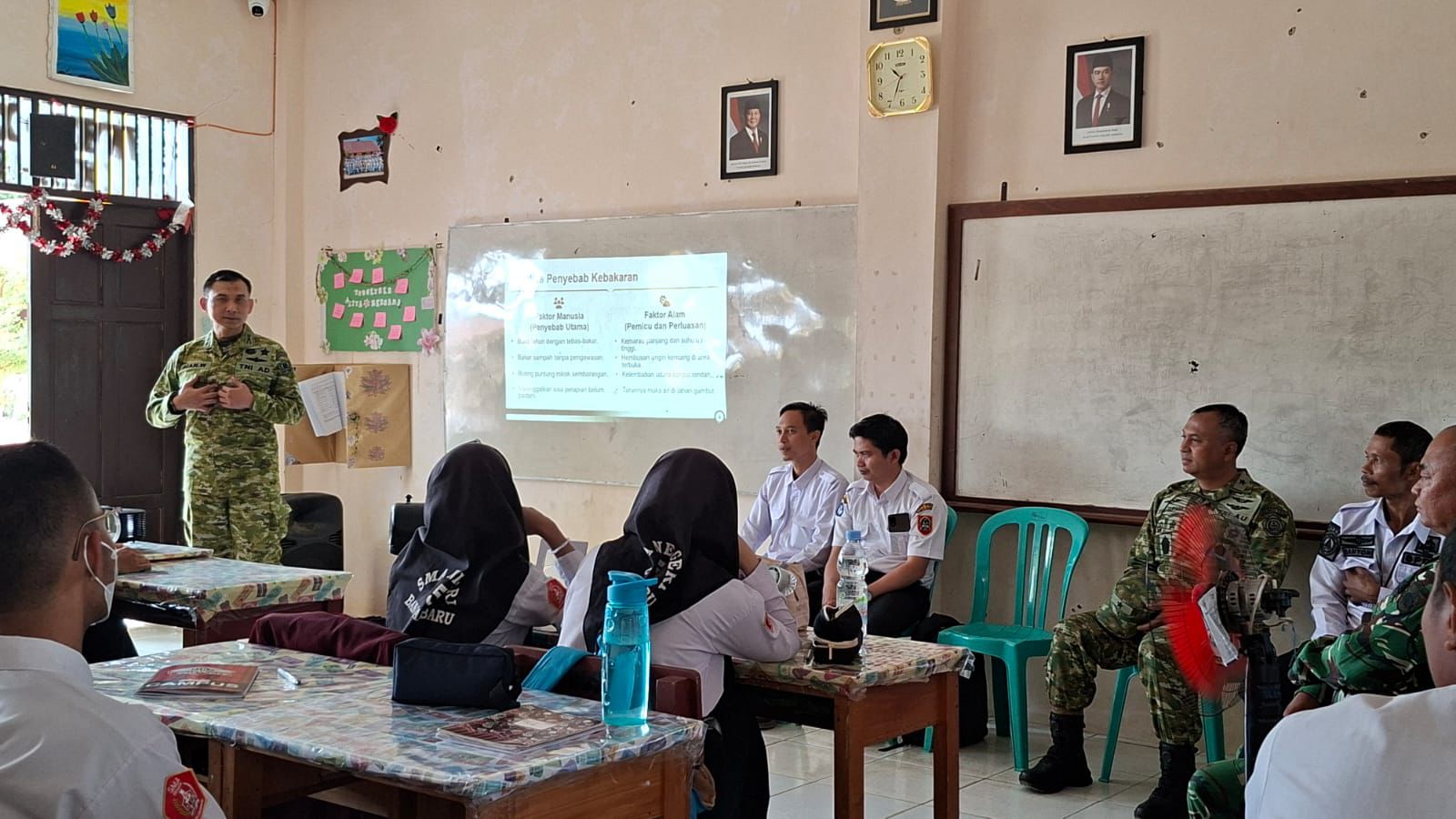 Tangani Karhutla di Kalsel, Pasis Sesko TNI Terjun ke Lapangan Padamkan Api